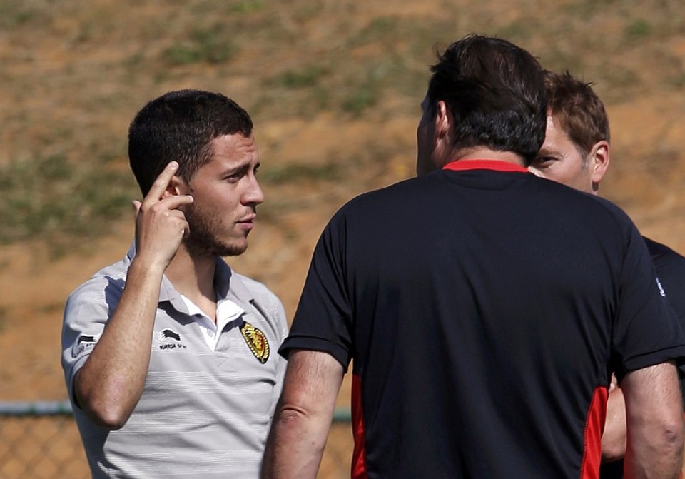 Hazard conversa com o técnico Wilmots: meia acha que não está no nível para ser um dos cinco melhores do mundo | Reuters