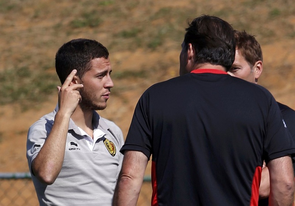 Hazard conversa com o técnico Wilmots: meia acha que não está no nível para ser um dos cinco melhores do mundo
