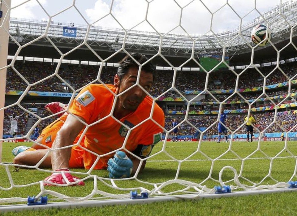 A Itália do goleiro Buffon joga pelo empate contra o Uruguai para se classificar para a próxima fase | REUTERS / Brian Snyder