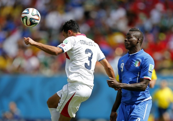 O zagueiro costarriquenho Giancarlo González (esq.) e o atacante italiano Mario Balotelli disputam pela posse de bola | 