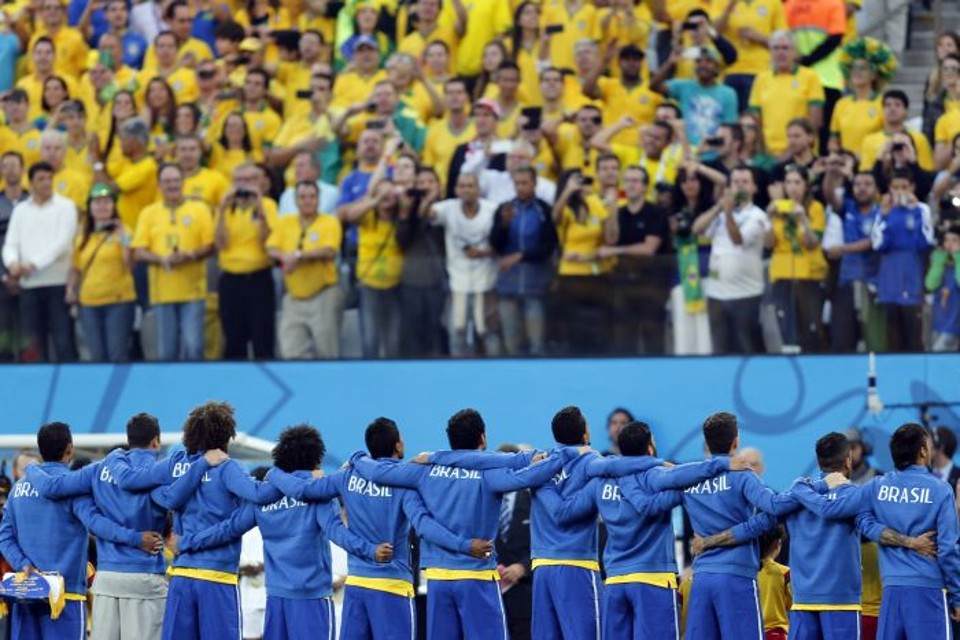 Jogadores do Brasil têm se emocionado com o apoio da torcida na hora do hino | Albari Rosa / Gazeta do Povo