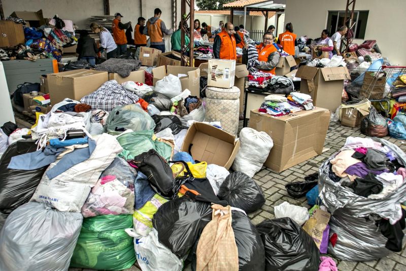 Além de roupas, Provopar recebeu 20 toneladas de alimentos | Marcelo Andrade/ Gazeta do Povo