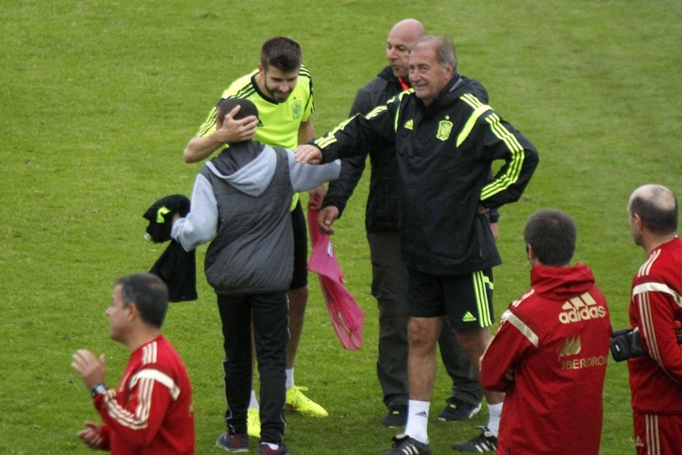 Piqué abraça Vinícius: presente de ouro | Jonathan Campos / Gazeta do Povo