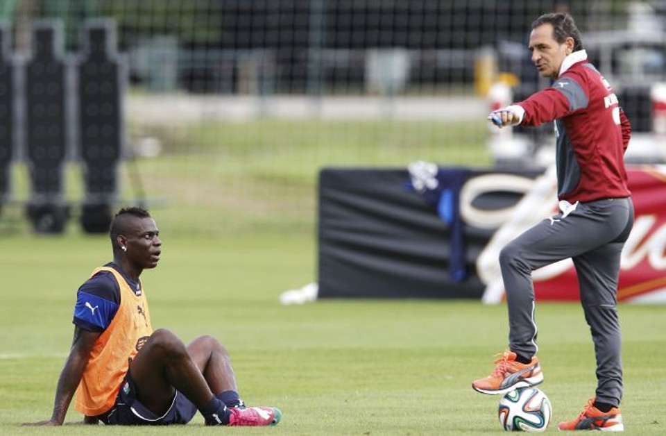 Prandelli orienta Balotelli em treino da Itália: atacante mostrou que está com o pé calibrado | Reuters