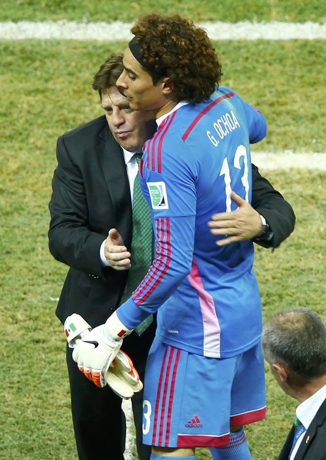 O goleiro Ochoa é abraçado pelo técnico do México, Miguel Herrera, após o empate com o Brasil: atuação de gala |