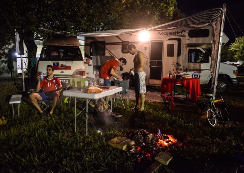 Sem hotel suficiente em Cuiabá, chilenos optam por camping | Lucas Ninno/ Reuters