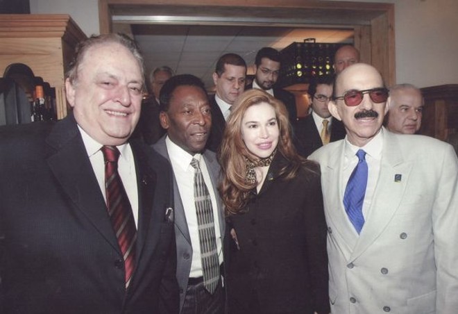 Na Saison:Em evento curitibano, o rei do futebol, Pelé, que apoia o Com­plexo Pequeno Príncipe, à frente do 