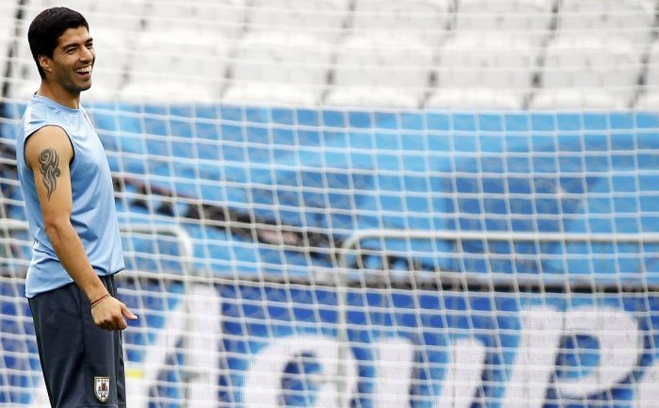 Luis Suárez deve jogar contra a Inglaterra na partida decisiva para Uruguai | Reuters
