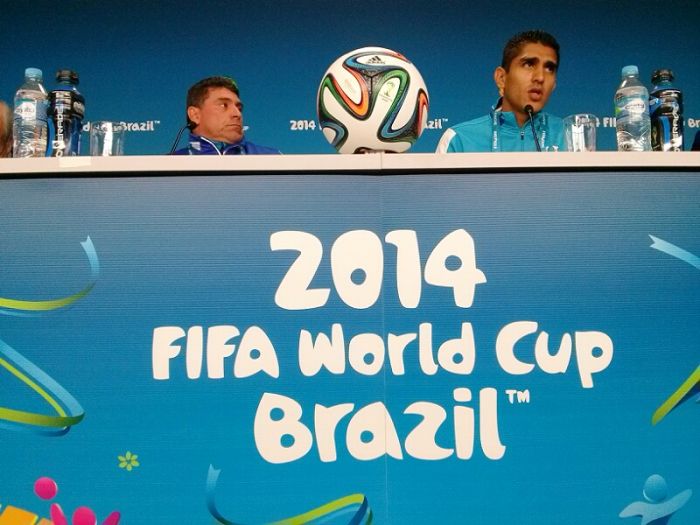 O técnico de Honduras, Luis Fernando Suárez (à esq), e o meia Jorge Claros esperam um jogo difícil contra o Equador | Daniel Castellano / Gazeta do Povo