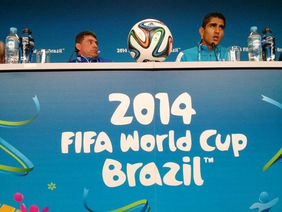 O técnico de Honduras, Luis Fernando Suárez (à esq), e o meia Jorge Claros esperam um jogo difícil contra o Equador | Daniel Castellano / Gazeta do Povo