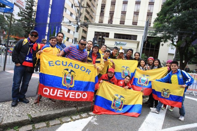 Dezenas de equatorianos festejaram a chegada da seleção à Curitiba. | 