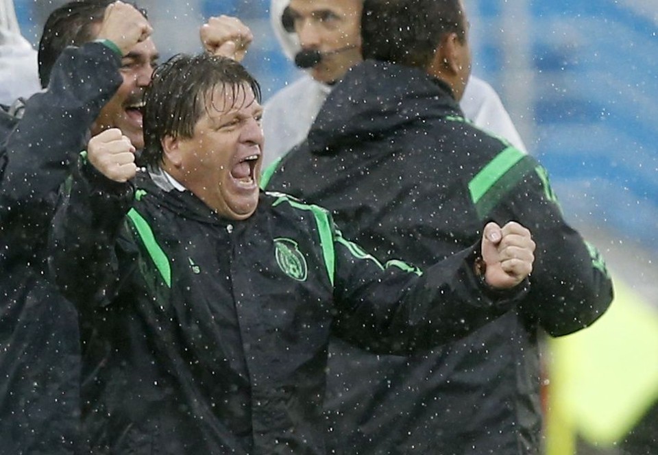 Nem mesmo os dois gols mal anulados de Giovani dos Santos tirou a satisfação de Herrera |