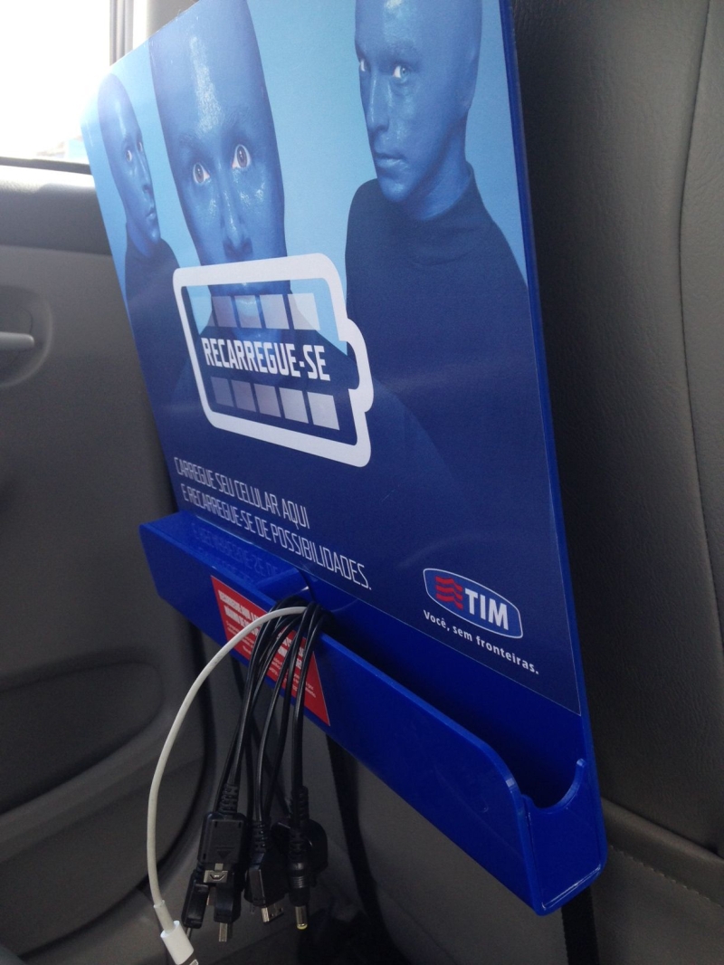 Tomadas ficam atrás do banco do motorista | Anna Paula Franco/Gazeta do Povo