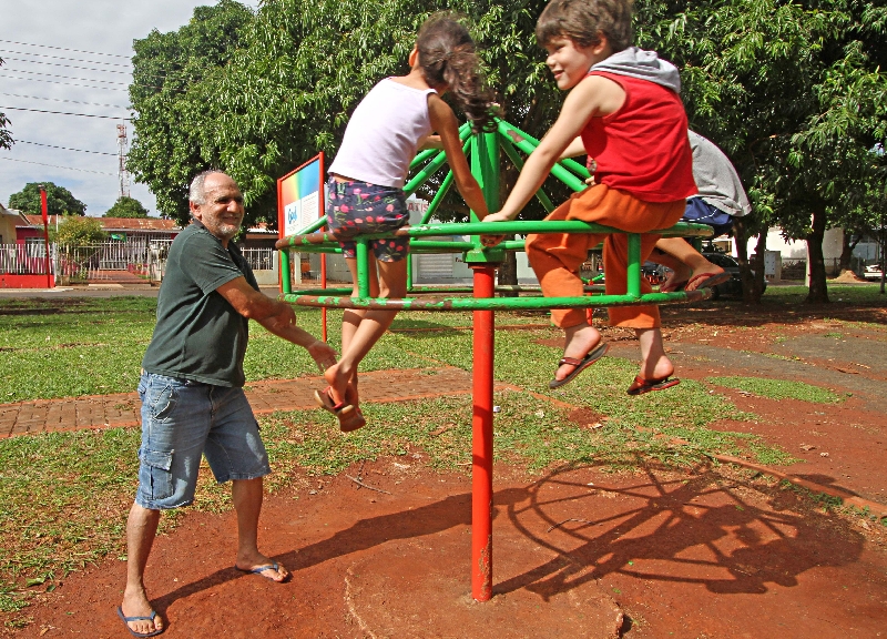 O ex-barrageiro Sebastião e seus bisnetos. Ficar foi bom | Christian Rizzi/ Gazeta do Povo