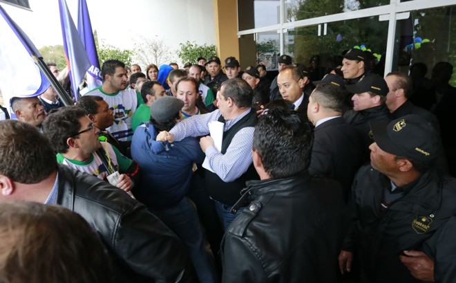 Militantes pró-Requião tentaram entrar à força na convenção e foram impedidos por seguranças | 