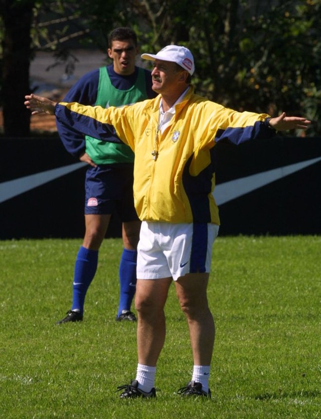 Felipão orienta Lúcio no CT do Caju antes de jogo decisivo pelas Eliminatórias para a Copa do Mundo de 2002, em outubro de 2001. Os dois viriam a ser pentacampeões no ano seguinte |