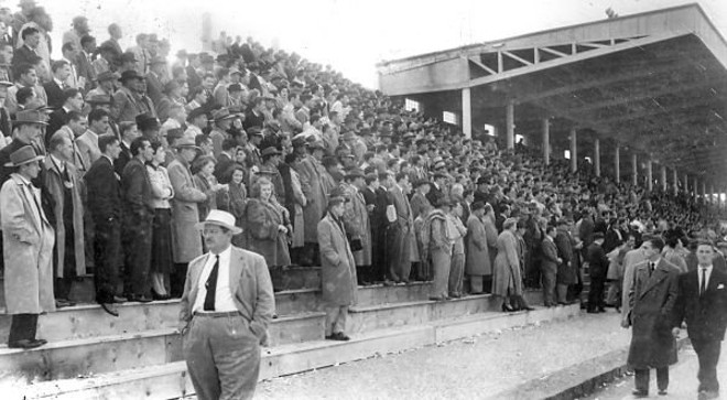 Público: Em 1950, os valores das entradas foram definidos na semana da partida e vendidos até o início do jogo, com pagamento em dinheiro vivo na bilheteria, custando entre Cr$ 20 (R$ 24,05) e Cr$ 120 (R$ 144,30). Em tempos de internet, o torcedor do século 21 teve de comprar os ingressos para o Mundial com antecedência e concorre com o mundo todo pela entrada. Pagou entre R$ 60 e R$ 350 e recebeu o ticket numerado e personalizado com seu nome | 
