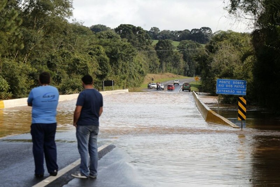 Confira os pontos de interdição nas rodovias estaduais e federais do PR Interdição na BR-277 em Irati. Cheia do Rio dos Patos alagou a rodovia | Daniel Castellano/ Agência de Notícias Gazeta do Povo