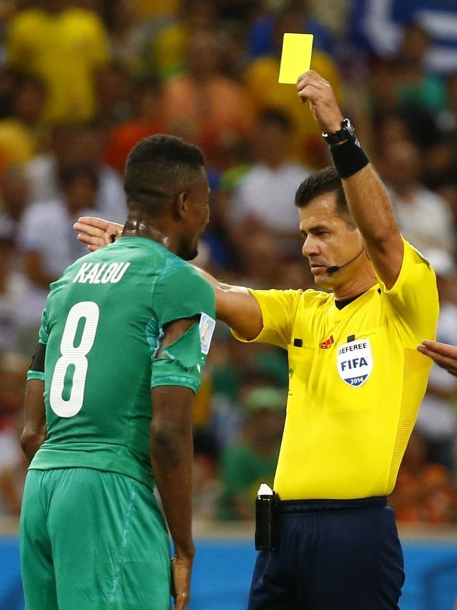 Salomon Kalou, da Costa do Marfim, recebe cartão amarelo do árbitro Carlos Vera | 