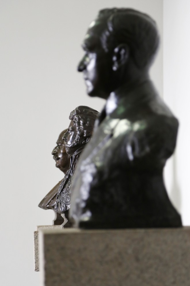 Bustos de Dom Pedro I, Barão do Rio Branco e Getúlio Vargas expostos no hall de entrada do edifício | 