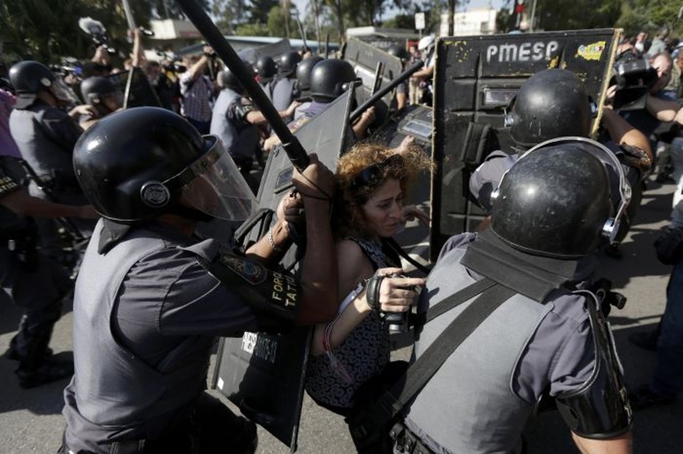 Manifestantes em confronto com a polícia na Estação Carrão, na manhã desta quinta-feira (12) | Reuters