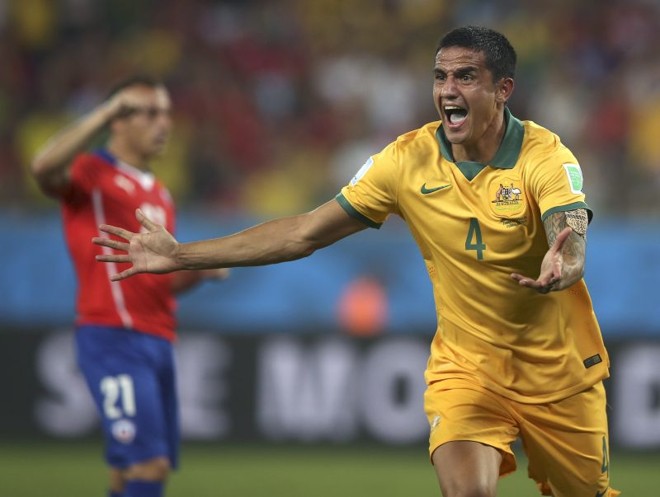 Destaque da Austrália no campo, o atacante Tim Cahill comemora gol contra a equipe chilena |