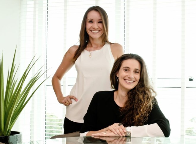 Camilla Mota e Carla Ribas são arquitetas formadas pela PUC-PR e Universidade Positivo, respectivamente, e atuam nas áreas de arquitetura e interiores residenciais e corporativos há 10 anos |