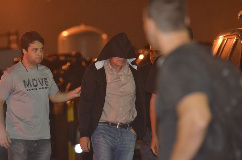 Paulo Roberto Costa (encapuzado) é escoltado por policiais federais no Rio de Janeiro | Fernando Frazão/Agência Brasil