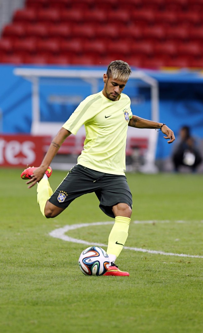 Neymar treina para enfrentar Camarões |