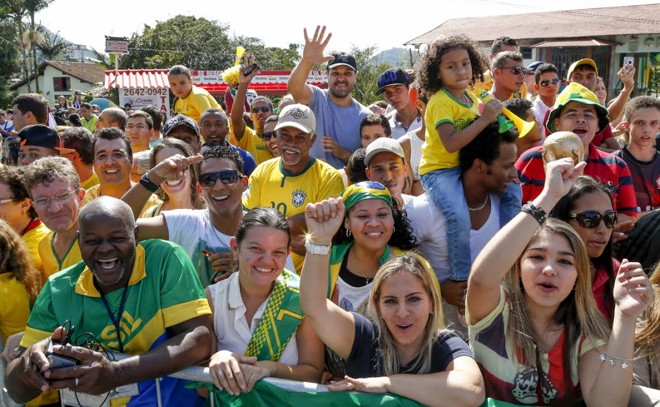 Torcedores acompanham a chegada da seleção brasileira à Granja Comary | 