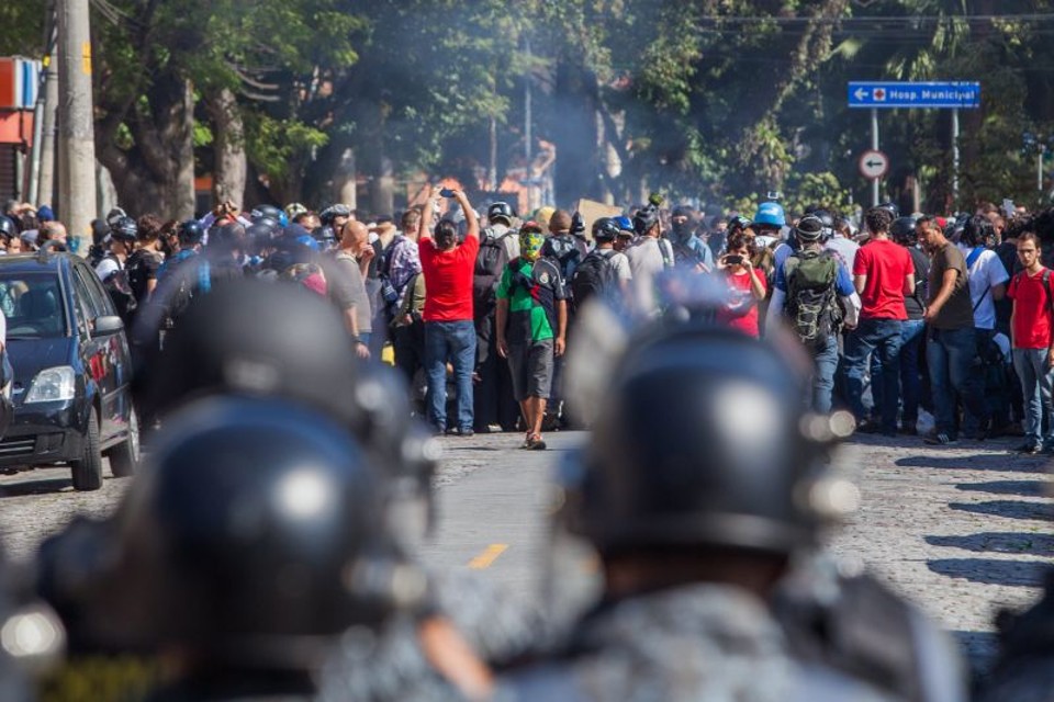 Polícia e manifestantes entraram em confronto perto da estação do metrô Carrão, em São Paulo | EFE / Marcos Méndez