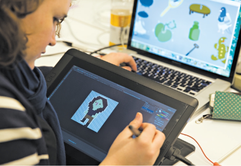 Designers de games estão sendo recrutados para comandar programas acadêmicos. Elyse Lemoine no Game Center da Universidade de Nova York |