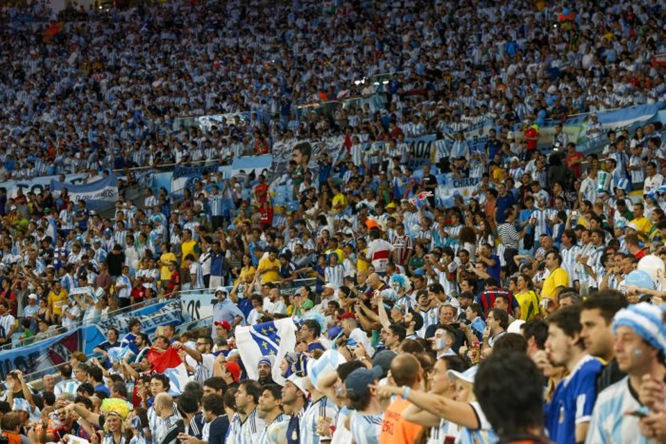 Torcedores argentinos enfrentaram falta de comida nas lanchonetes do Maracanã | Hugo Harada / Gazeta do Povo