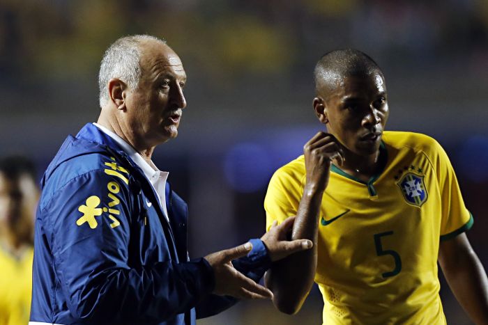 Felipão conversa com Fernandinho durante amistoso com a Sérvia, nesta sexta (6) | Albari Rosa/Gazeta do Povo