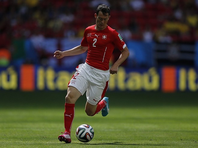 Lichtsteiner arranca pela direita com a bola | 