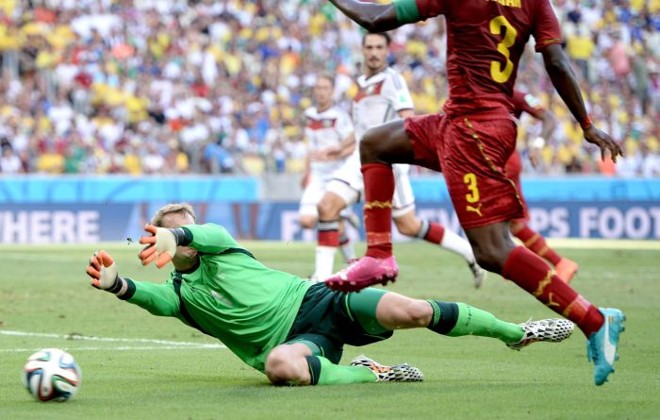 Manuel Neuer, goleiro da Alemanha, sai para tentar defesa |