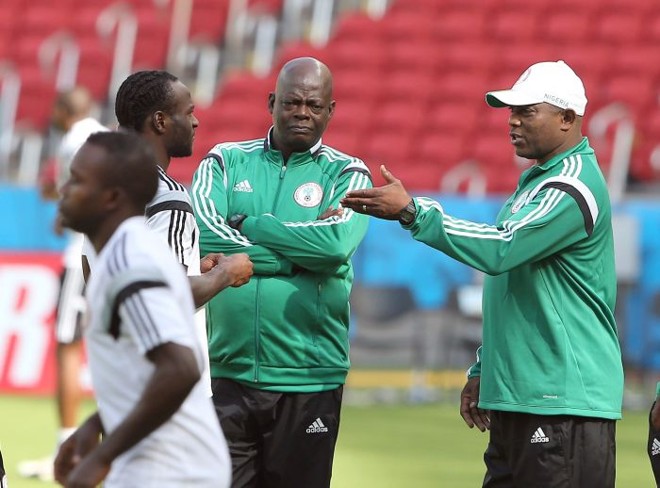 Técnico Stephen Keshi (de boné) confia em um bom resultado da Nigéria diante da Argentina | EFE