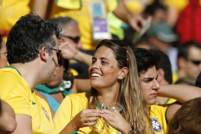 Torcida acompanhou mais intensamente o momento em que Pitbull, Jennifer Lopez e Claudia Leitte cantaram a música tema no palco | 