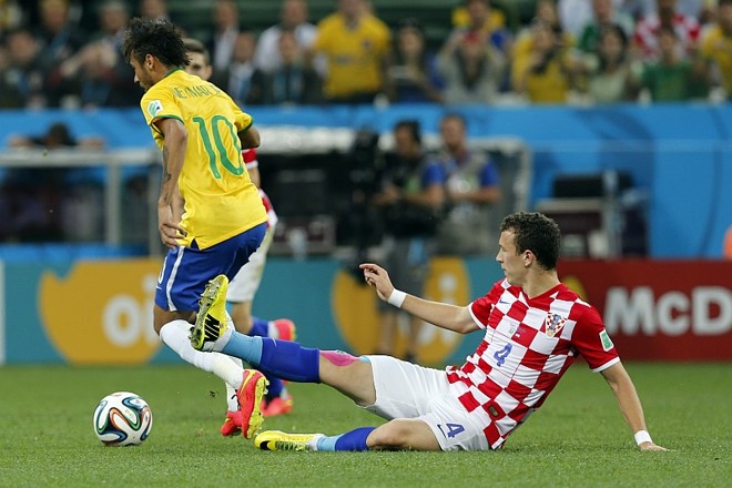 Neymar avança sob a marcação de Perisic |