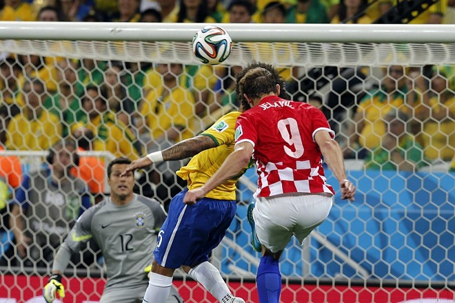 Jelavic disputa bola aérea com Marcelo |