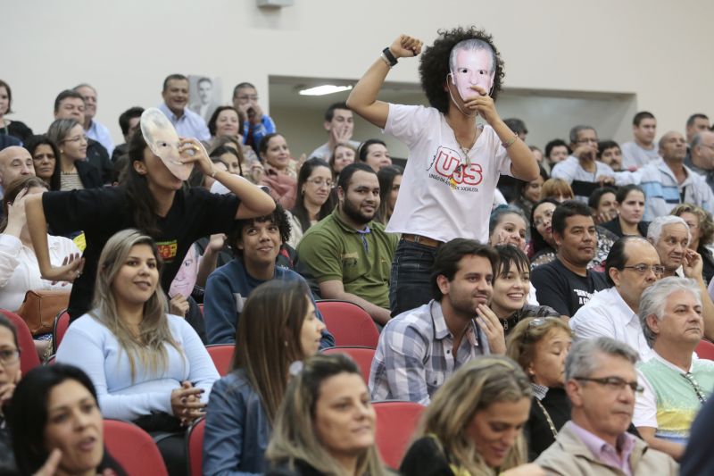 População ocupou as galerias da Câmara de Maringá e protestou contra o prefeito | Ivan Amorin/Gazeta do Povo