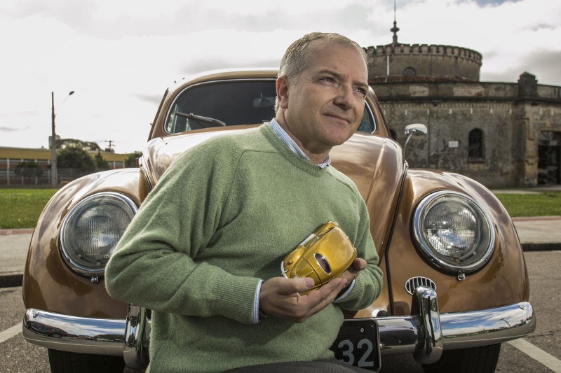 O fã do modelo Dorival Piccoli Junior mandou fazer uma certidão de nascimento para o seu Fusca 1954. | Marcelo Andrade/Gazeta do Povo