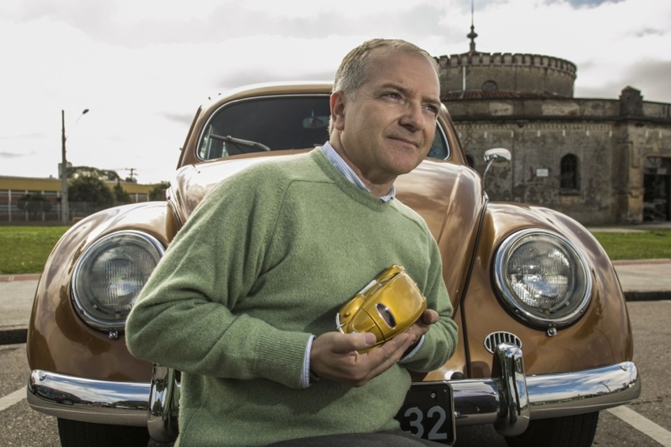 Relembre: 80 anos de um mito O fã do modelo Dorival Piccoli Junior mandou fazer uma certidão de nascimento para o seu Fusca 1954. | Marcelo Andrade/Gazeta do Povo