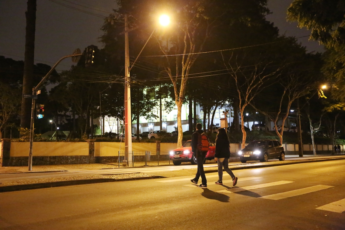 Estudantes atravessam a rua Luiz Leão, ao lado do Colégio Estadual do Paraná | Giuliano Gomes/Agência de Notícias Gazeta do Povo
