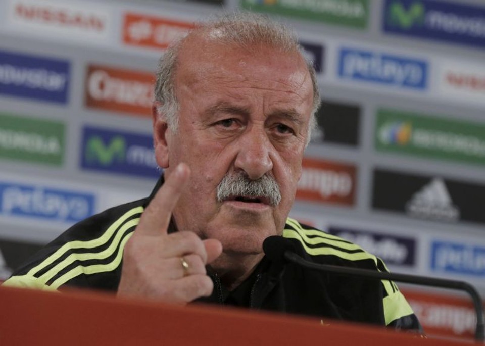 O treinador da Espanha, Vicente Del Bosque, fala à imprensa no CT do Caju, em Curitiba, um dia depois da goleada sofrida para a Holanda | REUTERS / Henry Romero