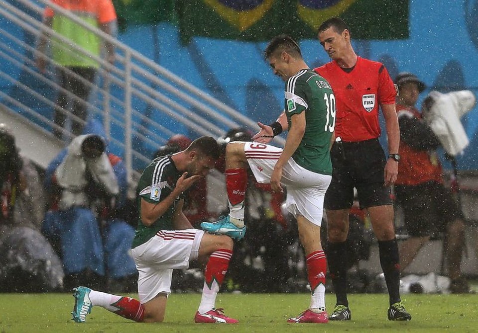 Peralta é reverenciado após o gol que decidiu a partida contra Camarões | Antonio Lacerda/ EFE