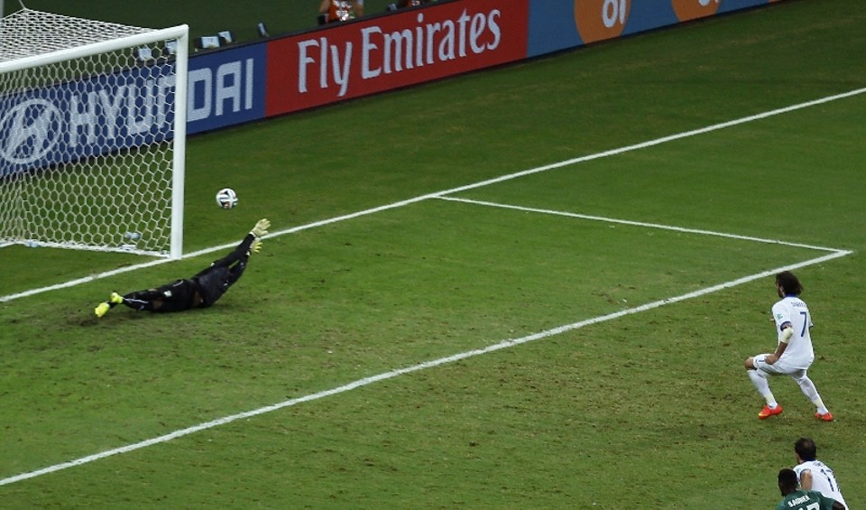 O grego Giorgios Samaras faz o gol da virada em cobrança de pênalti contra a Costa do Marfim | REUTERS/Mike Blake
