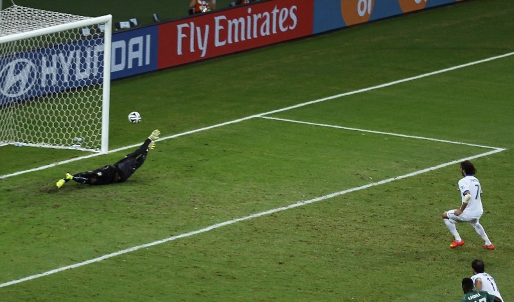 O grego Giorgios Samaras faz o gol da virada em cobrança de pênalti contra a Costa do Marfim