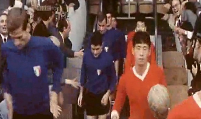 Coreia do Norte - 1966:A obscura seleção norte-coreana estreou na Copa de 1966 e assombrou o mundo ao mandar a Itália para casa na primeira fase com uma vitória por 1 a 0, gol de Pak Doo Ik. Nas quartas de final, os asiáticos deram trabalho para Portugal, abrindo 3 a 0 no início, mas sucumbindo, a duras penas, ao histórico time de Eusébio, Coluna e cia. | 