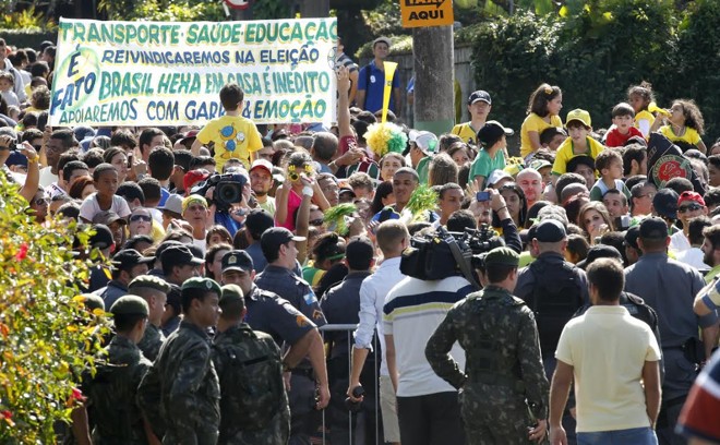 Torcedores acompanham a chegada da seleção brasileira à Granja Comary | 